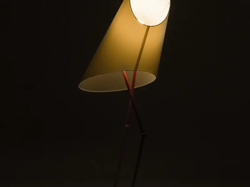 Lampa podłogowa STORK zapalona w ciemnym wnętrzu