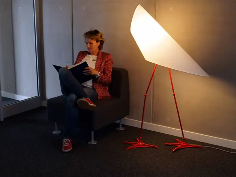 Lampa STORK przy fotelu do czytania
