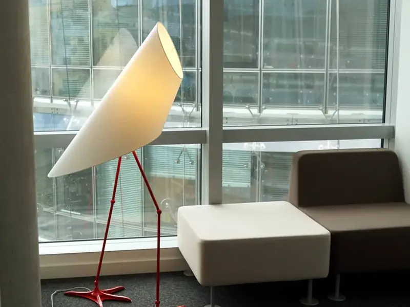 Lampa STORK przy oknie w biurze