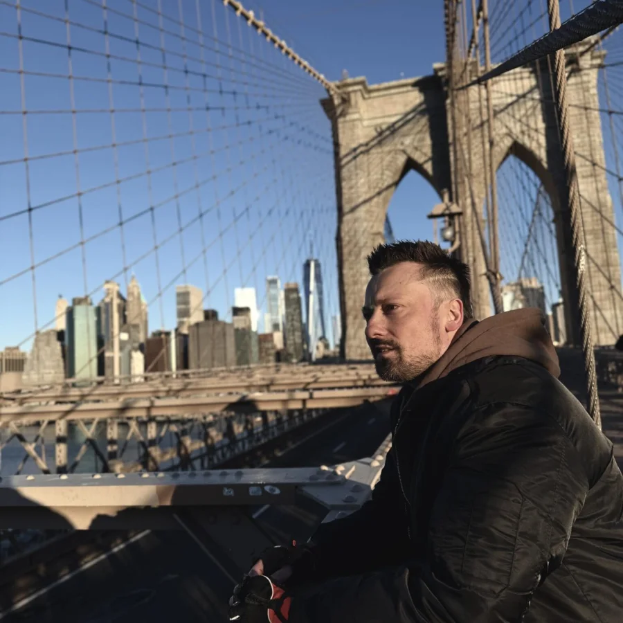Dariusz Niemczak - founder of the ITAMA agency, on the Brooklyn Bridge in New York